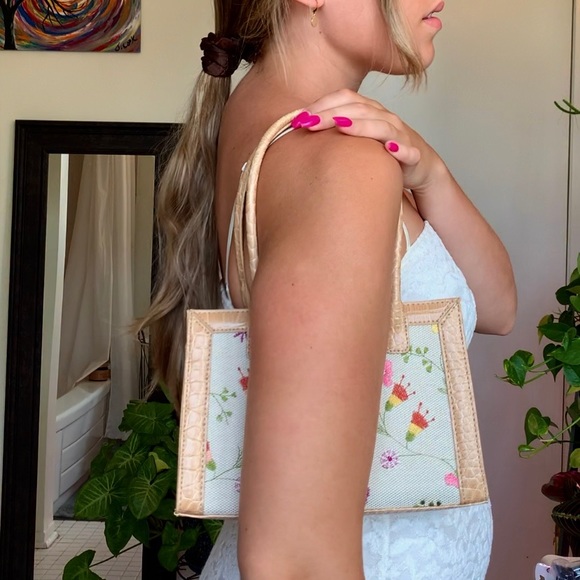 Embroidered Floral Tan coloured Handbag - Liz Claiborne - Picture 5 of 10